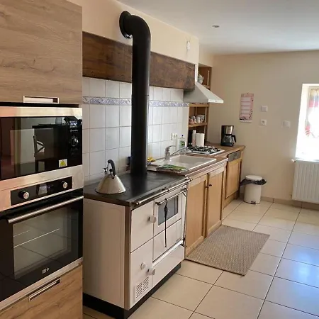 Casa de Férias Maison De Ferme Paisible Avec Vue Sur Vallee Et Terrasse - Fr-1-489-385 *